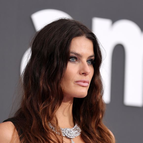 Isabeli Fontana levou luxo extremo ao baile da amfAR em Cannes ao surgir com a joia milionária usada por Beyoncé semanas antes no MET Gala 2026