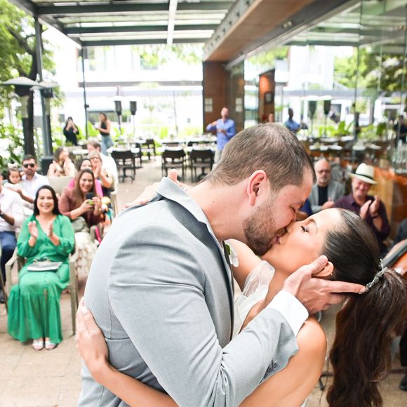 Casamento dos ex-BBB Laís Caldas e Gustavo Marsengo teve o tradicional beijo no altar