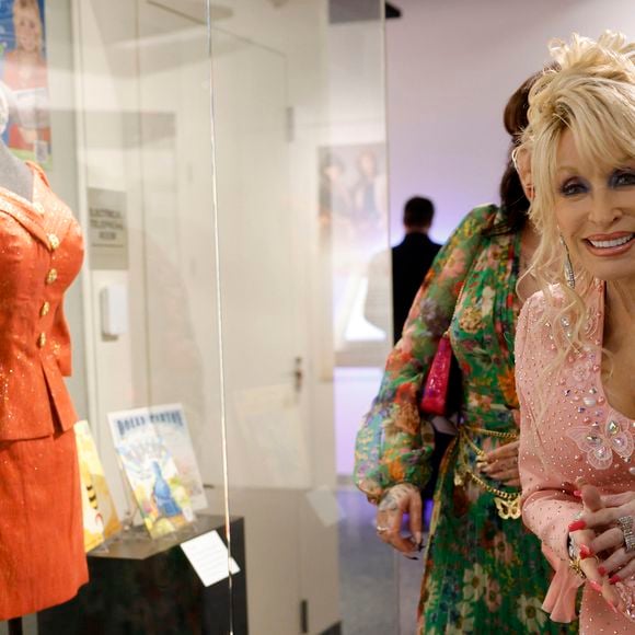 Dolly Parton ainda fez uma exigência nada comum para seu sepultamento, segundo o TMZ: pediu que fosse sepultada de salto