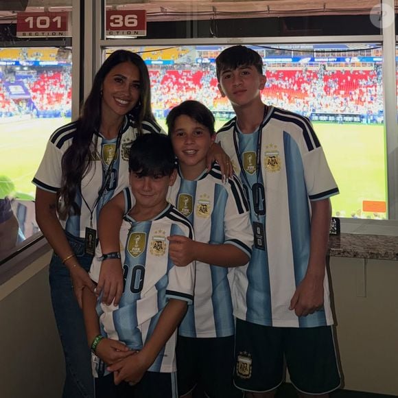 Filhos de Messi e Antonela Roccuzzo chamam atenção pela altura em foto com a mãe durante a Copa 2026