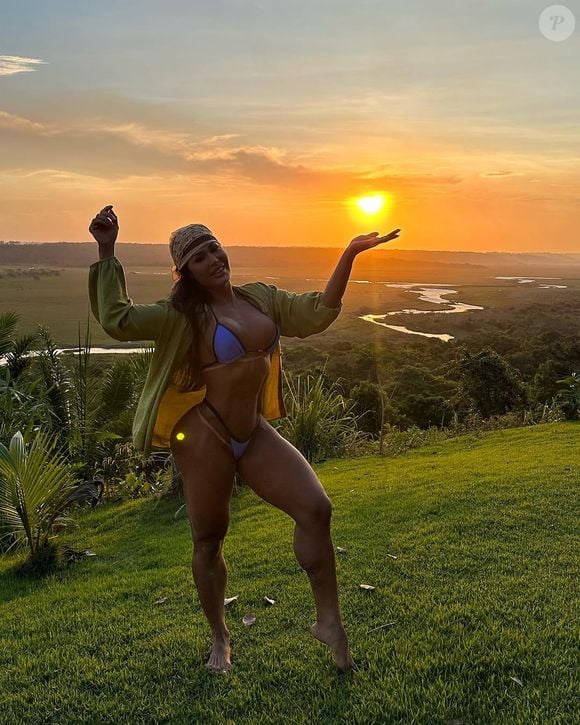 Nesta outra foto, no por do sol, Gracyanne Barbosa deixou sua marquinha em destaque