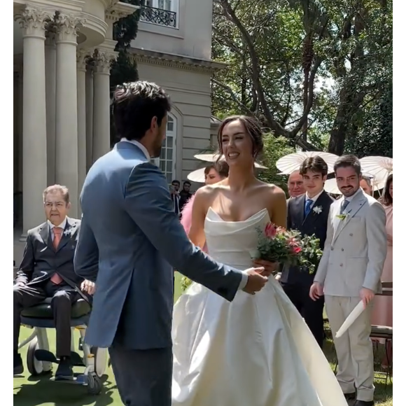 Para o casamento, Lara Silva apostou em um vestido da grife britânica Vivienne Westwood, que ela assumiu amar