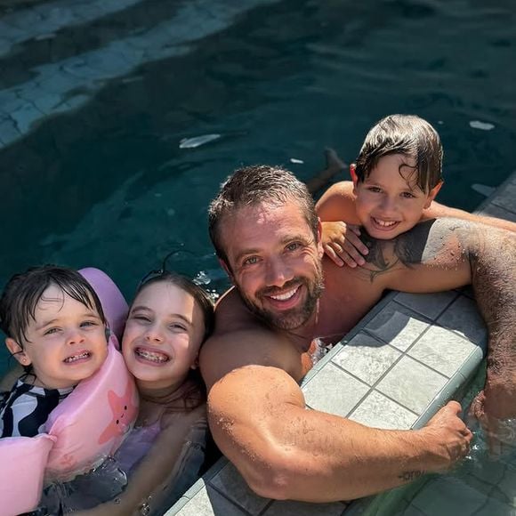 Rafael Cardoso é pai de Aurora e Valentim, seus filhos com Mari Bridi, e Helena, sua filha com a psicóloga Carol Ferraz