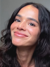 Essa famosa marca de Goiânia é a 'gêmea brasileira' perfeita, chique e confortável da sandália de grife vermelha de Bruna Marquezine