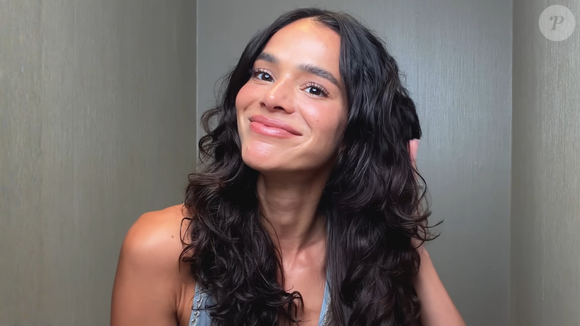 Essa famosa marca de Goiânia é a 'gêmea brasileira' perfeita, chique e confortável da sandália de grife vermelha de Bruna Marquezine