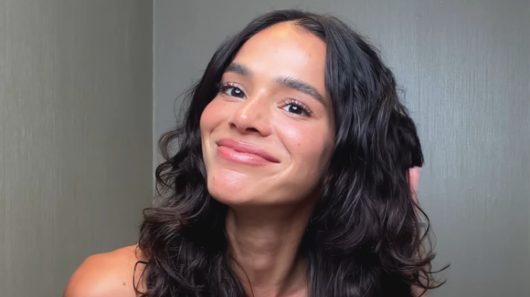Essa famosa marca de Goiânia é a 'gêmea brasileira' perfeita, chique e confortável da sandália de grife vermelha de Bruna Marquezine