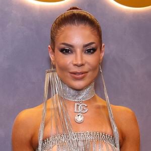 Look prateado de Gkay no Carnaval 2026 também tinha acessório grifado