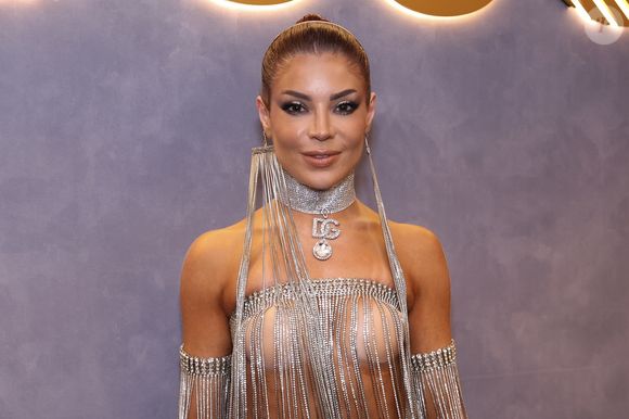 Look prateado de Gkay no Carnaval 2026 também tinha acessório grifado