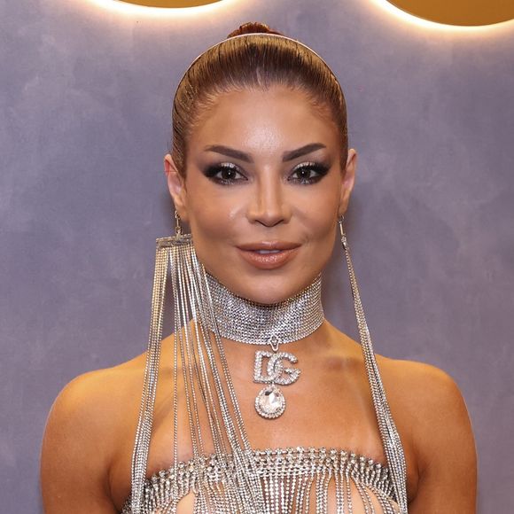 Look prateado de Gkay no Carnaval 2026 também tinha acessório grifado