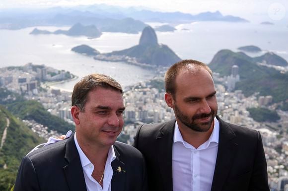 Irmã de Flávio, Eduardo Bolsonaro afirmou que mora “de aluguel” e enfrenta dificuldades financeiras, segundo reportagem do The Intercept Brasil. Em um vídeo publicado no Instagram em 17 de maio, o ex-deputado negou ser dono de outra casa nos Estados Unidos, em Arlington, e disse ter dificuldades para 'honrar as parcelas' de um imóvel financiado no Brasil. As declarações foram feitas em meio a questionamentos sobre seu padrão de vida no exterior