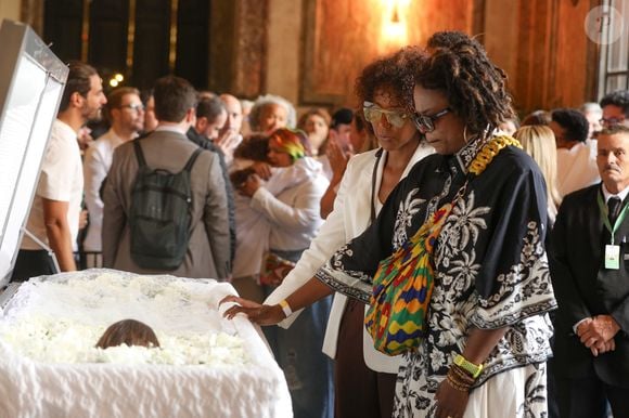 Com Preta Gil no caixão, Maju Coutinho se despede da cantora em velório