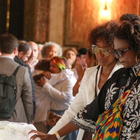 Com Preta Gil no caixão, Maju Coutinho se despede da cantora em velório