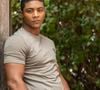 Marlon (Humberto Morais) se aproxima de Kami (Giovanna Lancellotti) em Dona de Mim