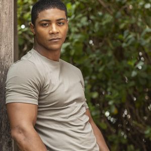 Marlon (Humberto Morais) se aproxima de Kami (Giovanna Lancellotti) em Dona de Mim