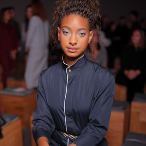 A tendência Cute Girl ganha espaço no lugar da Clean Girl: tons suaves, como o usado por Willow na primeira fila da Dior