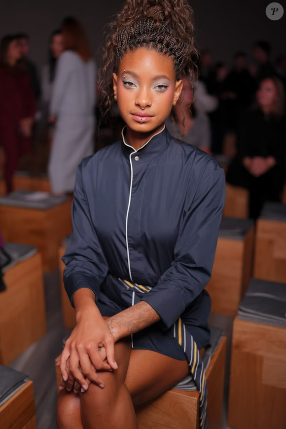 A tendência Cute Girl ganha espaço no lugar da Clean Girl: tons suaves, como o usado por Willow na primeira fila da Dior