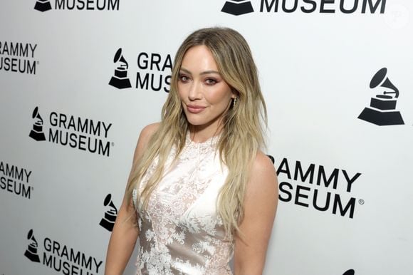 Aos 39 anos, Hilary Duff chama atenção pela aparência saudável e descansada, enquanto o cirurgião plástico Jairo Casali explica por que envelhecer preservando os próprios traços pode ser mais importante do que simplesmente parecer mais jovem