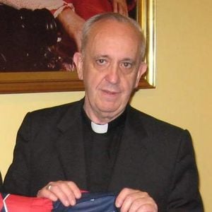 Sem data definida: Papa Francisco em mais um clique com a camiseta do San Lorenzo