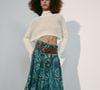 Saia Estampada com Cinto da Zara: O modelo custa R$ 359,00 e aposta em uma estampa multicolorida nos tons de azul e verde, além de shape amplo, cintura elástica e cinto. A combinação com uma blusa lisa e ajustada ajuda a equilibrar o volume da peça e deixa a produção mais moderna