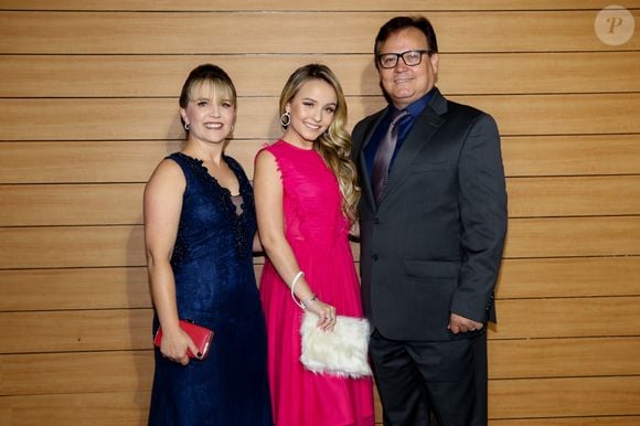 Pais de Larissa Manoela, Silvana e Gilberto, foram acusados de ficarem com o dinheiro da filha atriz