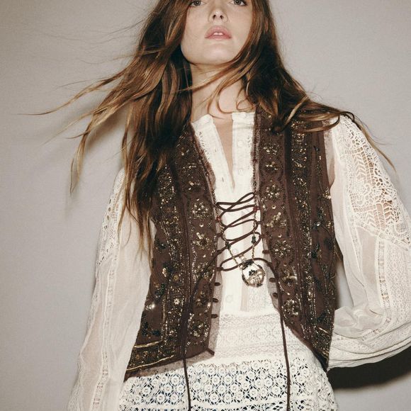 A blusa branca com renda e mangas amplas da Zara, vendida por R$ 629,00, prova que o visual romântico segue mais sofisticado do que nunca entre as mulheres 50+