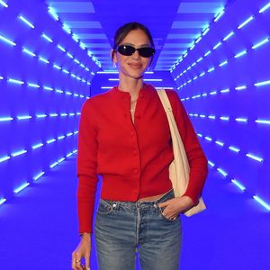 Bruna Marquezine combinou peça a uma calça jeans de lavagem clássica, que trouxe leveza e casualidade ao visual