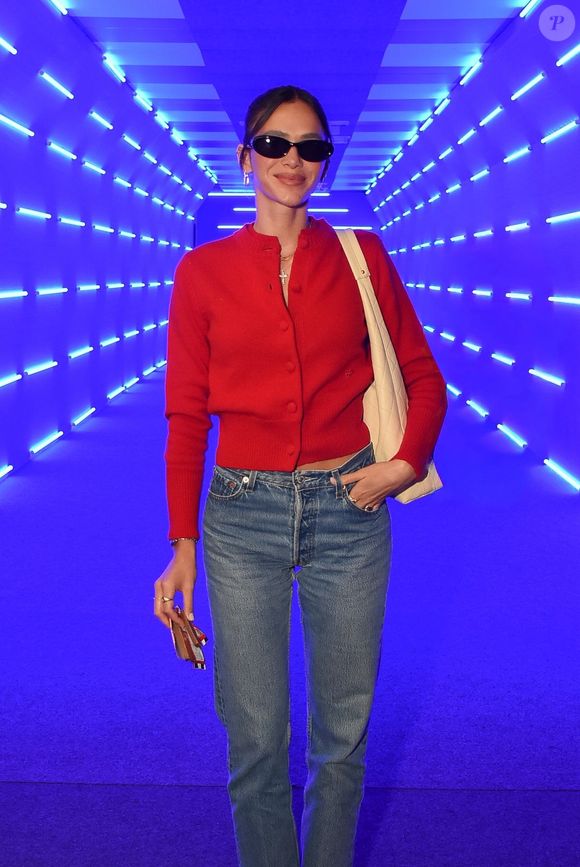 Bruna Marquezine combinou peça a uma calça jeans de lavagem clássica, que trouxe leveza e casualidade ao visual