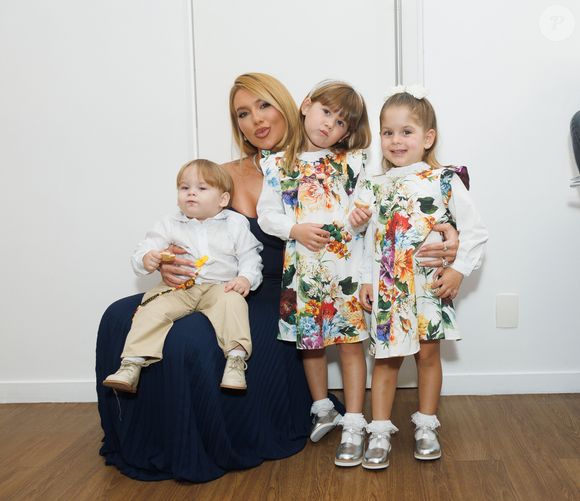 Em tom bem-humorado, Virgínia brincou nas redes sobre a correria antes do evento: “Ps: última foto é uma mãe desesperada pra sair e não atrasar, dona Flor estava se maquiando e fazendo cabelo.”