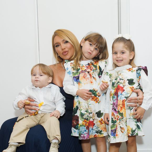 Em tom bem-humorado, Virgínia brincou nas redes sobre a correria antes do evento: “Ps: última foto é uma mãe desesperada pra sair e não atrasar, dona Flor estava se maquiando e fazendo cabelo.”