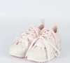 O rosa suave, o verde-oliva e o off-white formam uma paleta interessante para combinar com o Converse Run Star Hike Ox Peached Pretty Pink Amendoa Pink. A proposta permite criar looks que fogem das combinações tradicionais sem deixar de lado a delicadeza