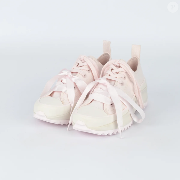 O rosa suave, o verde-oliva e o off-white formam uma paleta interessante para combinar com o Converse Run Star Hike Ox Peached Pretty Pink Amendoa Pink. A proposta permite criar looks que fogem das combinações tradicionais sem deixar de lado a delicadeza