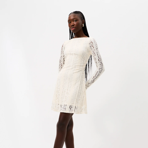 O Vestido Curto em Renda com Manga Longa Off White, da Renner, custa R$ 179,90 e aposta em uma modelagem ajustada, mangas longas e textura delicada para criar um visual sofisticado em ocasiões especiais