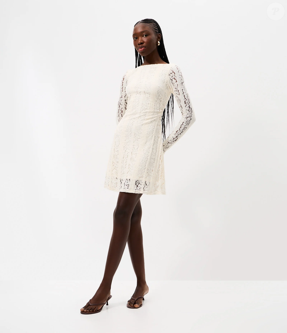 O Vestido Curto em Renda com Manga Longa Off White, da Renner, custa R$ 179,90 e aposta em uma modelagem ajustada, mangas longas e textura delicada para criar um visual sofisticado em ocasiões especiais