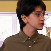 Há 21 anos, esse menino tímido estrelou novela fora da Globo que foi uma escola de atuação para muitos famosos; hoje, é estrela de série TOP 1 da Netflix no mundo
