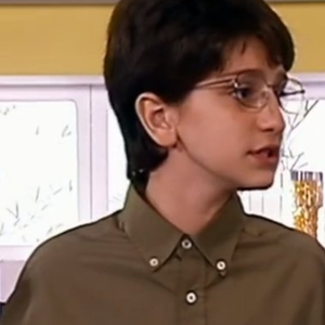 Há 21 anos, esse menino tímido estrelou novela fora da Globo que foi uma escola de atuação para muitos famosos; hoje, é estrela de série TOP 1 da Netflix no mundo