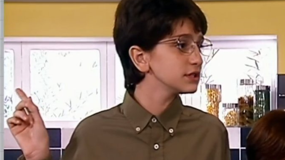Há 21 anos, esse menino tímido estrelou novela fora da Globo que foi uma escola de atuação para muitos famosos; hoje, é estrela de série TOP 1 da Netflix no mundo