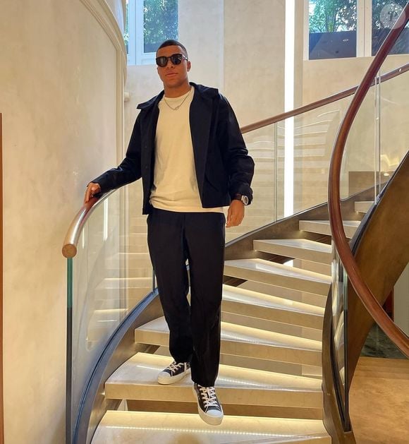 Ex-PSG, Mbappé morava a poucos minutos do trabalho
