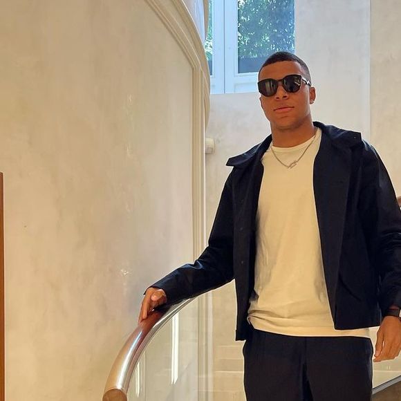 Ex-PSG, Mbappé morava a poucos minutos do trabalho