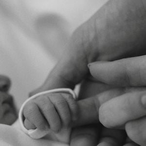 Nascimento da filha de Klebber Toledo e Camila Queiroz rendeu mensagens carinhosas nas redes sociais