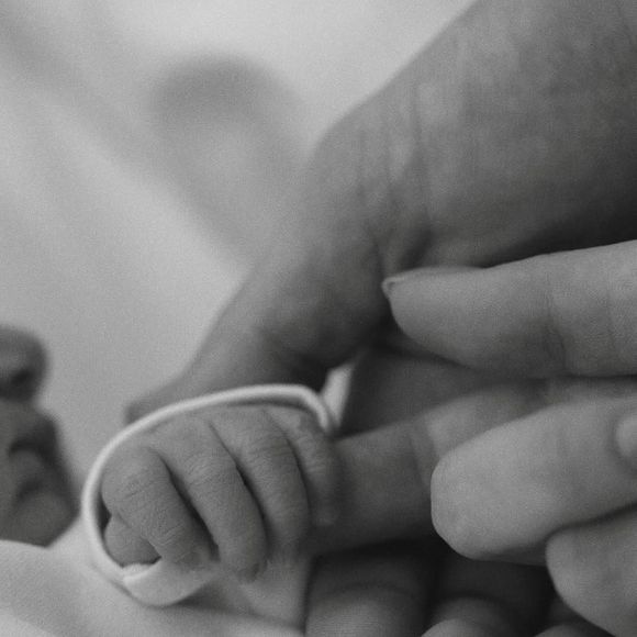 Nascimento da filha de Klebber Toledo e Camila Queiroz rendeu mensagens carinhosas nas redes sociais