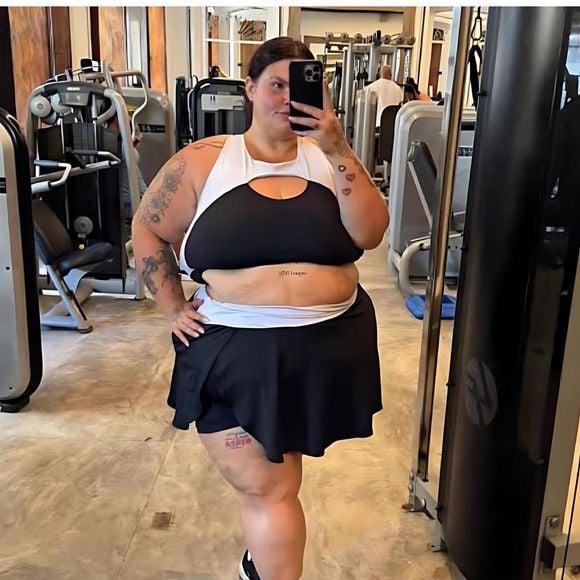 “A parte da barriga está mole demais. Estou parecendo um sorvete. Quero que ela entre bem aqui [dentro da calça], porque na hora de eu fazer qualquer esporte, ela fica balançando”, desabafou em vídeo publicado em seu perfil.