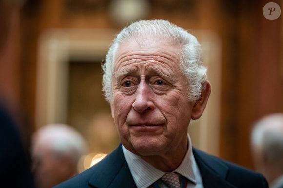 Rei Charles III trata um câncer, o que o afastou de muitos compromissos reais e antecipou conversas sobre a transição entre os tronos