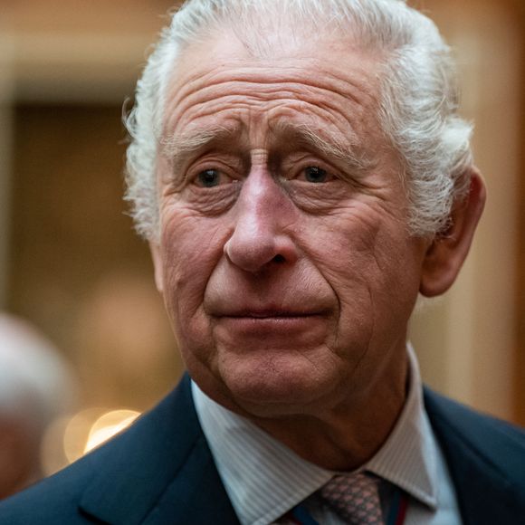 Rei Charles III trata um câncer, o que o afastou de muitos compromissos reais e antecipou conversas sobre a transição entre os tronos