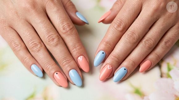 Na primavera de 2026, o coral também aparece ao lado do azul-céu em uma manicure que aposta na combinação de cores delicadas e no contraste entre os dois tons