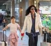 Débora Nascimento foi fotografada com a filha, Bella Loreto, de 8 anos, no Aeroporto Santos Dumont, no Rio de Janeiro