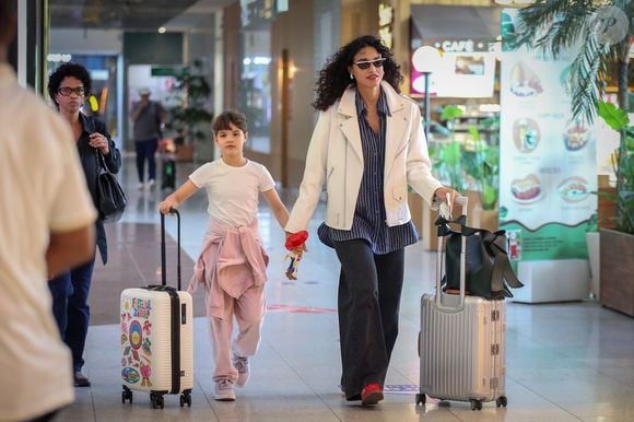Débora Nascimento foi fotografada com a filha, Bella Loreto, de 8 anos, no Aeroporto Santos Dumont, no Rio de Janeiro