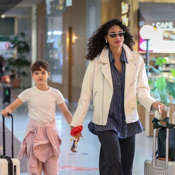 Débora Nascimento foi fotografada com a filha, Bella Loreto, de 8 anos, no Aeroporto Santos Dumont, no Rio de Janeiro