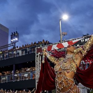 Fantasia de Juliana Paes tinha muitas pedrarias, detalhes em dourado, prata e vermelho