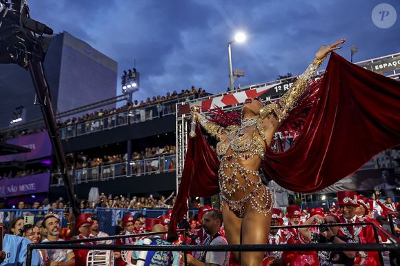 Fantasia de Juliana Paes tinha muitas pedrarias, detalhes em dourado, prata e vermelho