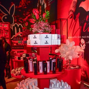 Com cores em vermelho e preto, o ambiente refletia a proposta sensual e glamourosa da celebração